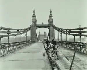 Historic Bridges UK Prints: View along Old Chelsea Bridge, 1922 (b/w photo)