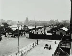 Historic Bridges UK Prints: Waterloo Bridge: reopening of the bridge after repairs, 1924 (b/w photo)
