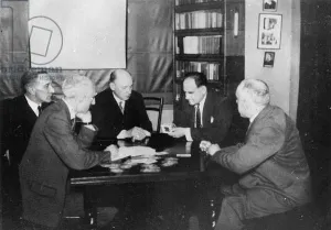 An experiment in telepathy, Harry Price Library, 1933 (b/w photo) An experiment in telepathy, Harry Price Library, 1933 (b/w photo)