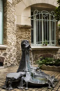 Fountain, courtyard of the Castel Beranger, 1897-98 (photo) Fountain, courtyard of the Castel Beranger, 1897-98 (photo)