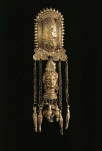 Gold earring with pendant, from Todi, Perugia province, Italy Gold earring with pendant, from Todi, Perugia province, Italy