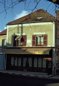 The house in which Vincent van Gogh (1853-90) lived in 1890 (photo) The house in which Vincent van Gogh (1853-90) lived in 1890 (photo)
