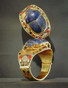 Scarab bracelet, from the Tomb of Tutankhamun, New Kingdom (gold & lapis lazuli) Scarab bracelet, from the Tomb of Tutankhamun, New Kingdom (gold & lapis lazuli)