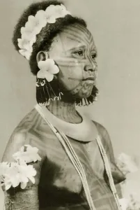 Solomon islander adorned with tattoos, a shell torque and frangipani (photo) Solomon islander adorned with tattoos, a shell torque and frangipani (photo)