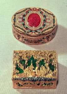 Top: Gold snuffbox inlaid with various stones with a cornelian cameo in the centre with Top: Gold snuffbox inlaid with various stones with a cornelian cameo in the centre with