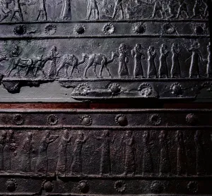 The wooden gates of Shalmaneser III with bands of relief decoration in bronze (bronze) The wooden gates of Shalmaneser III with bands of relief decoration in bronze (bronze)