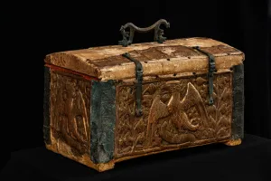 Wooden and gilded pastiglia reliquary box (mixed media) Wooden and gilded pastiglia reliquary box (mixed media)