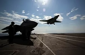 Images Dated 6th January 2006: An F-14D Tomcat prepares to make an arrested landing aboard USS Theodore Roosevelt