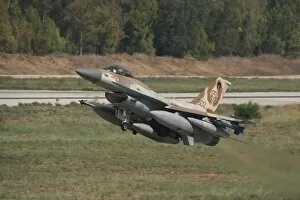 Images Dated 10th October 2005: An F-16C Barak of the Israeli Air Force taking off from Hatzor Air Force Base