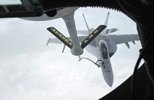 Images Dated 22nd July 2004: A Navy F / A-18F Super Hornet is refueled by a KC-135R Stratotanker