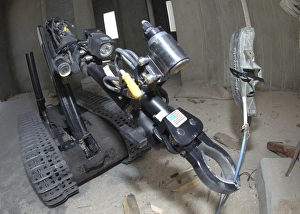 Retractable arm of Talon 3B Robot disconnecting the wiring of a simulated claymore Retractable arm of Talon 3B Robot disconnecting the wiring of a simulated claymore