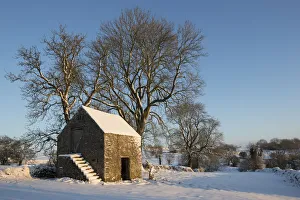 Stone barn following heavy snowfall. Bonsall, Peak District National Park, Derbyshire Stone barn following heavy snowfall. Bonsall, Peak District National Park, Derbyshire