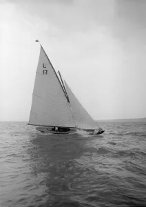 Black And White Boat Pictures Prints: The 6 Metre Ejnar breaking waves, 1912. Creator: Kirk & Sons of Cowes