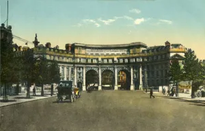 Neo Classical Architecture UK Prints: Admiralty Arch, London, c1915. Creator: Unknown