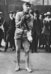 Escapologist entertaining theatre-goers in the pit queue, London, 1926-1927 Escapologist entertaining theatre-goers in the pit queue, London, 1926-1927