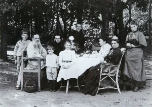 The family of Russian author Leo Tolstoy, late 19th or early 20th century. Artist: Scherer Nabholz & Co The family of Russian author Leo Tolstoy, late 19th or early 20th century. Artist: Scherer Nabholz & Co