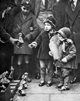 Kerb-side toy-seller, Holborn, London, 1926-1927 Kerb-side toy-seller, Holborn, London, 1926-1927