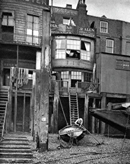 Old pub on the River Thames, London, 1926-1927 Old pub on the River Thames, London, 1926-1927
