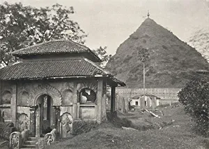 Ruwanwali Dagoba zu Anuradhapura. Ostseite, 1926 Ruwanwali Dagoba zu Anuradhapura. Ostseite, 1926
