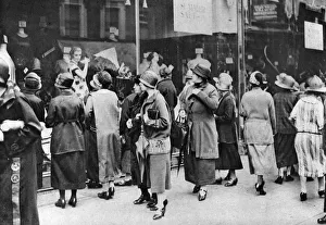 Shoppers in Kensington High Street, London, 1926-1927 Shoppers in Kensington High Street, London, 1926-1927