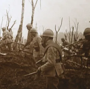 French Soldiers In WWI Prints: Soldiers advancing, c1914-c1918