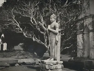 Steinfigur nahe der Ruwanwali-Dagoba, Anuradhapura, 1926 Steinfigur nahe der Ruwanwali-Dagoba, Anuradhapura, 1926