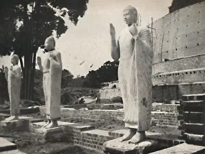 Steinstatuen vor der in Wiederherstellung befindlichen Ruwanwali-Dagoba, Anuradhapura, 1926 Steinstatuen vor der in Wiederherstellung befindlichen Ruwanwali-Dagoba, Anuradhapura, 1926