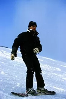 Images Dated 10th December 2001: BMW Motorsport Ski Party: Juan Pablo Montoya tries snowboarding