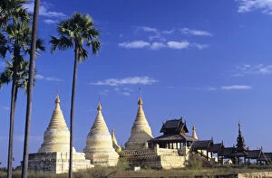 Images Dated 17th July 2000: Burma (Myanmar), White minochanthar pagodas; Bagan