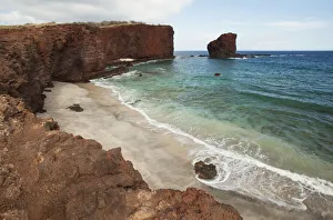 Hawaii, Lanai, Hulopoe Bay and Puu Pehe, or Sweetheart Rock Hawaii, Lanai, Hulopoe Bay and Puu Pehe, or Sweetheart Rock