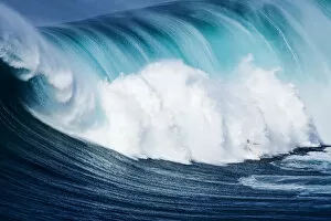 Images Dated 16th December 2004: Hawaii, Maui, Yuri Farrant Surfs Huge Wave At Jaws, Aka Peahi
