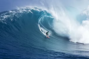 Images Dated 7th March 2005: Hawaii, Maui, Yuri Farrant Surfs Huge Wave At Jaws, Aka Peahi