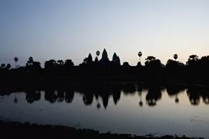 Images Dated 31st December 2007: Silhouette Of Ankor Wat Temple At Dusk, Angkor, Siem Reap, Cambodia