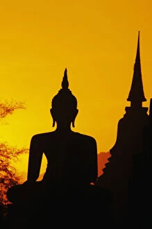 Images Dated 26th January 1998: Thailand, Sukhothai, Buddha And Temple Silhouetted At Sunset, Orange Sky