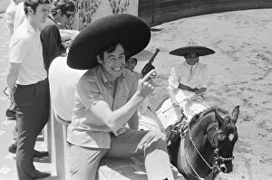 Images Dated 11th May 1970: 1970 World Cup Finals in Mexico. England goalkeeper Gordon Banks wearing a sombrero