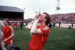 Images Dated 12th May 1983: Aberdeens Alex McLeish kisses the European Cup Winners Cup trophy for fans on a lap