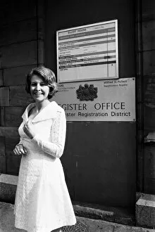 Images Dated 22nd May 1971: Actress Anne Reid marries Peter Eckersley at Jacksons Row Registry Office