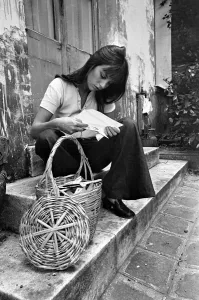 Actress: Jane Birkin shopping in Paris. June 1970 Actress: Jane Birkin shopping in Paris. June 1970