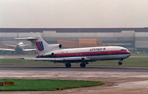 Aircraft Boeing 727 United Airlines landing at Heathrow Airport, London. 1992 Aircraft Boeing 727 United Airlines landing at Heathrow Airport, London. 1992