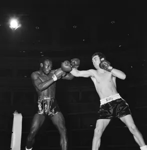 Alan Minter vs Maurice Thomas this was Minter's professional debut Alan Minter vs Maurice Thomas this was Minter's professional debut