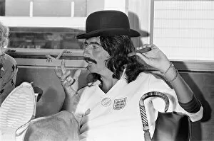 Images Dated 1st September 1975: American rock singer Alice Cooper wearing a bowler hat and England football shirt