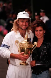 ANDRE AGASSI AND GIRLFRIEND WENDY STEWART IN THE WIMBLEDON TENNIS 1992 FINAL ANDRE AGASSI AND GIRLFRIEND WENDY STEWART IN THE WIMBLEDON TENNIS 1992 FINAL