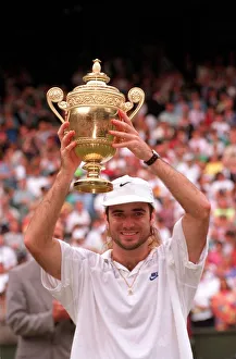 ANDRE AGASSI HOLDING THE TROPHY IN THE WIMBLEDON TENNIS 1992 FINAL - 06/07/1992 ANDRE AGASSI HOLDING THE TROPHY IN THE WIMBLEDON TENNIS 1992 FINAL - 06/07/1992