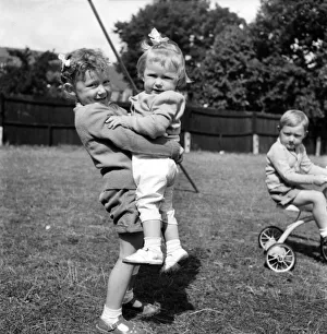 Anette Gogg playing with her sister. August 1953 D5235-004 Anette Gogg playing with her sister. August 1953 D5235-004
