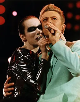 Annie Lennox & David Bowie singing at Freddy Mercury's Wembley Aids Concert Annie Lennox & David Bowie singing at Freddy Mercury's Wembley Aids Concert