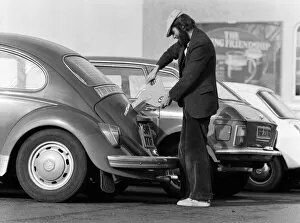 Images Dated 31st October 1977: Architectural student Vic Lock, 26, of Kidderminster, winds up his 11-year-old Volkswagen