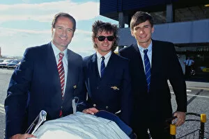 Images Dated 1st July 1987: Arsenal football player Charlie Nicholas with George Graham & Alan Smith, July 1987