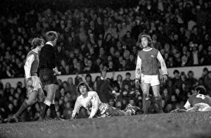 Images Dated 31st December 2007: Arsenal vs. Leeds. Peter Lorimer looks at referee Thomas who is about to book him