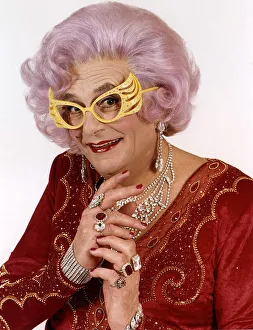 Barry Humphries comedian as Dame Edna Everage A©Mirrorpix Barry Humphries comedian as Dame Edna Everage A©Mirrorpix