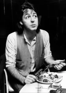 Former Beatles singer Paul McCartney, eating fish and chips . November 1977 Former Beatles singer Paul McCartney, eating fish and chips . November 1977